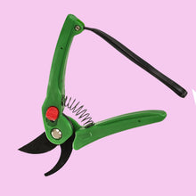 Garden clipper with sharp blade